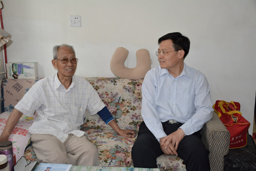 中科院西北生态环境资源研究院(筹)党委在“七一”前走访慰问老党员----中国科学院兰州分院